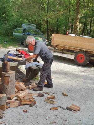 Holzen beim Kiosk