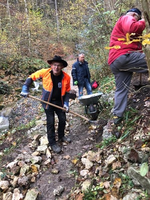 Und dann gings im Teamwork daran, die Mauer aufzubauen.