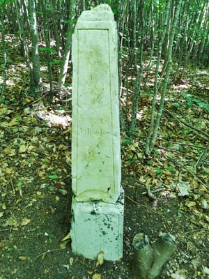 Hier verunglückte am 17. Mai 1864 der 49-jährige Josef Kamber, genannt „Kleinhans“, Müller in der Öli, tödlich. Seine Witwe liess den kleinen Gedenkstein errichten.  Das Suchen und Finden des Objekts war eine komplizierte und lange Geschichte!