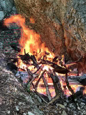 Daneben wird auch Holz verbrannt das sonst das Bächli verstopft