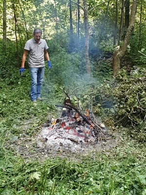 Putzen und verbrennen von Gestrüppp