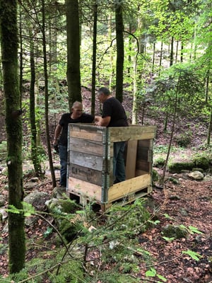 Na, was macht denn der da in der Kiste drinn ?