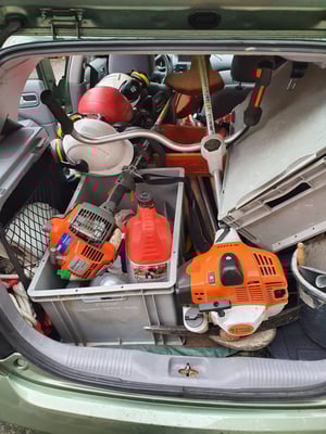 Heute braucht es viel Material und gerade jetzt muss alles mit Privat PW transportiert werden