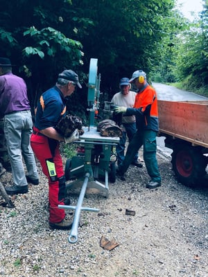 Nun wird das ganze Holz maschinell zerkleinert