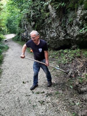 Freischaufeln eines verstopften Wasserablaufes