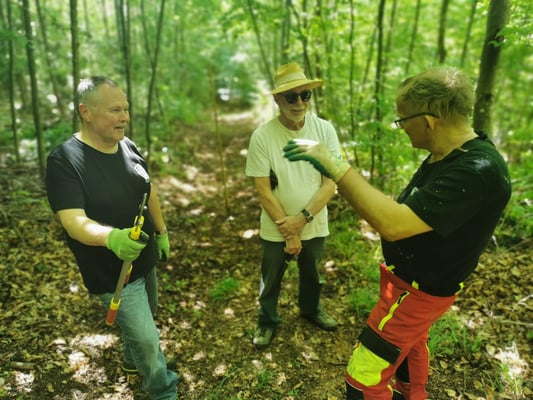 4 Mann (inkl. Fotograf) beraten und fangen mit säubern an