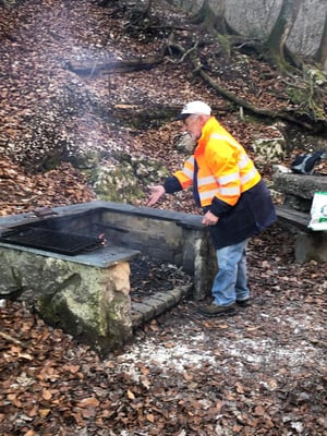 Und ja, was wären wir ohne Pierre, welcher immer schön zur Mittagszeit das Feuer zum Grillieren bereit hat.