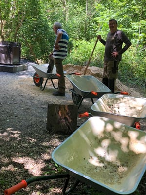 Füllen dieser Gefährte beim Kiosk und hochtransportieren des Mergels, soweit das mit Manneskraft ging.