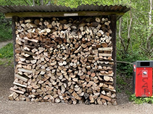 Übervoller Holzunterstand beim Kiosk. Bereit zum verbrennen