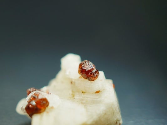 Granat auf Albit, 6mm