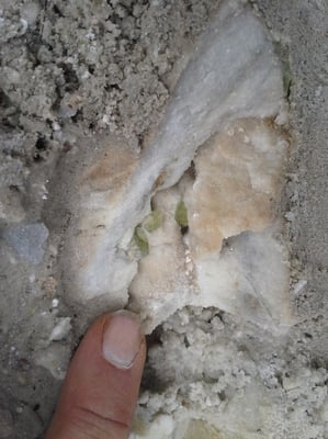 Blick in die gerade geöffnete Dolomitdruse. Verschiedene grüne Turmaline sind erkennbar.