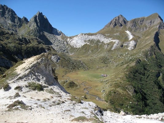Blick vom Venett Richtung Campolungo. Gut erkennbar die Falte des Dolomits