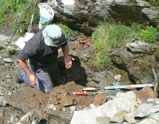 Kluft im kalten Wasser...