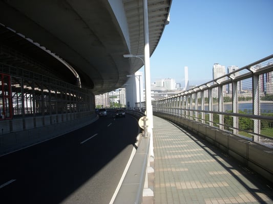 レインボープロムナードお台場側の遊歩道は、このように上層がなくなり開けてくる。