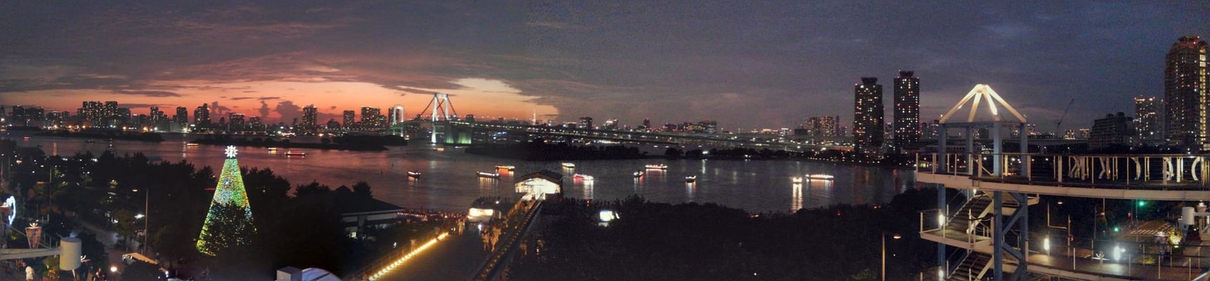 お台場デックスから撮影したレインボーブリッジ。夕焼けによって紅く染まった空が美しい。