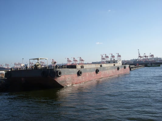 青海客船ターミナルの先に停泊していたはしけ。弊社も元々はしけ業を行っていた。