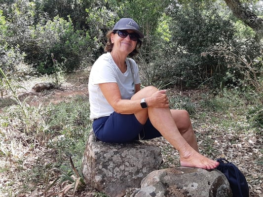 Brigitte muss ihren schlimmen Zeh mal etwas beruhigen