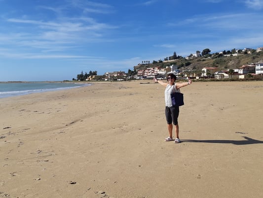 trotzdem weiter vorne: ein grosser resp. langer Strand