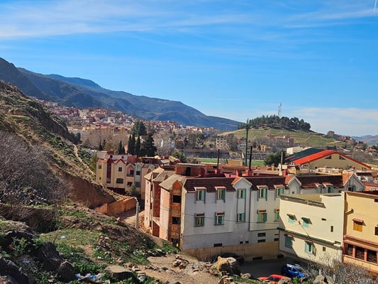 viele Gebäude sind nicht fertig gebaut, weshalb wohl?