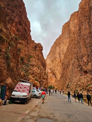 aber die Souvenirverkäufer bieten trotzdem ihre Waren an