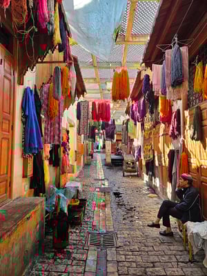 farbenprächtige Stoff-/Kleiderläden