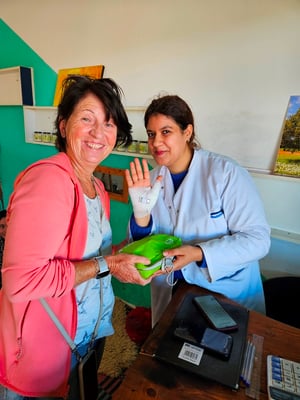 dabei müssen wir der freundlichen Verkäuferin noch den Daumen verbinden - sie hat sich massiv an einer Scherbe geschnitten und kein Verbandszeug. Haben wir doch dabei.