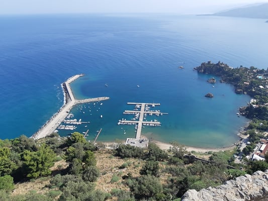 auch der Hafen von Cefalù sieht gut aus - ist aber gemäss Seglerfreunden (Gerbers aus Heiden) zu teuer ...