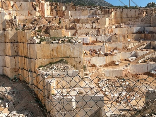 plötzlich fahren wir an einer Marmorgrube vorbei