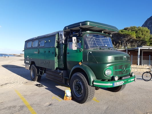 und treffen einen Mercedes Benz 911, ein "Rundhauber", welcher sogar noch 3 Jahre älter ist als Gustav