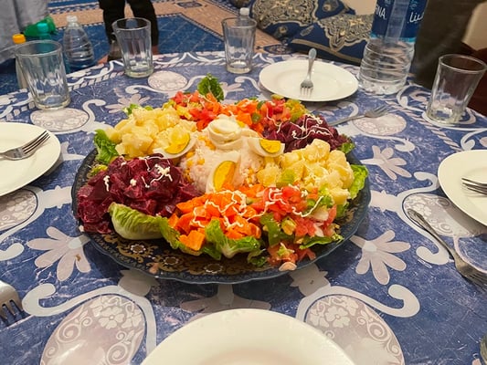nach dem Apéro und dem Tee folgt der Marokkanische Salat; vor allem der Kürbis sticht positiv heraus