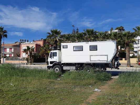 der neue Stellplatz: ein grosser Parkplatz in Porto Empedocle