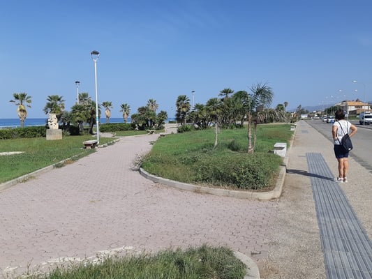 leider wurde hier schon mehrere Wochen nicht mehr gemäht und aufgeräumt