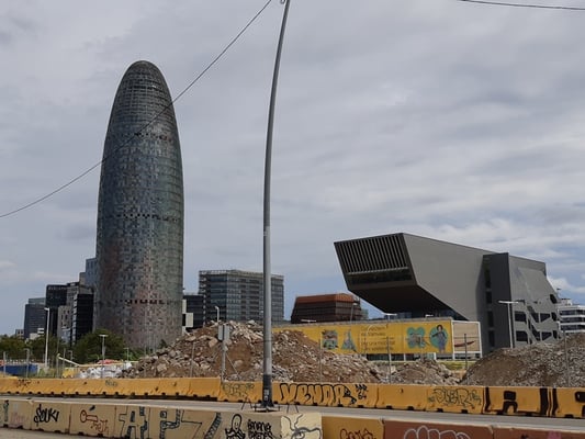 auch moderne Versionen - weshalb schauen die Frauen bei diesem Hochhaus immer so interessiert? keine Ahnung ...