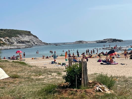 einer der Strände quasi "um die Ecke"