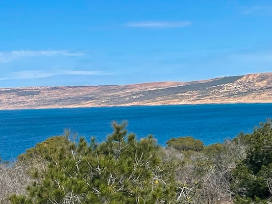 dann kommen wir über den Hügel und sehen das Mittelmeer wieder