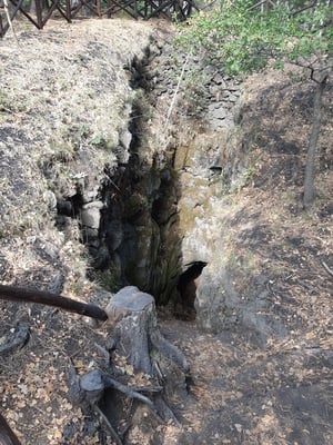 durch diesen Zugang sind wir in die Höhle eingestiegen
