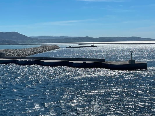 dann geht es aus dem Hafen