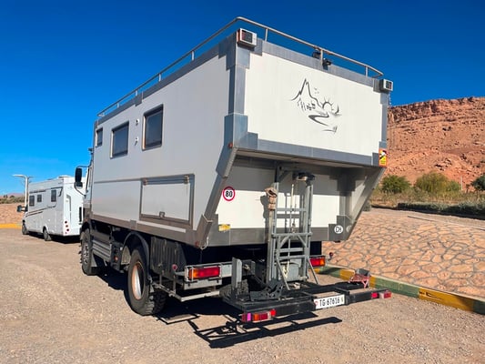 direkt bewacht von der Polizei