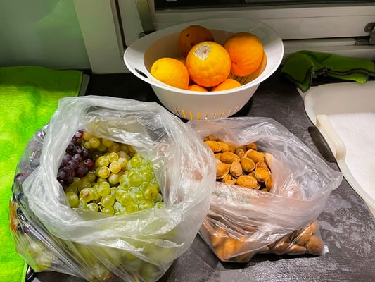 bis am Abend ist unser Gabentisch reich gefüllt