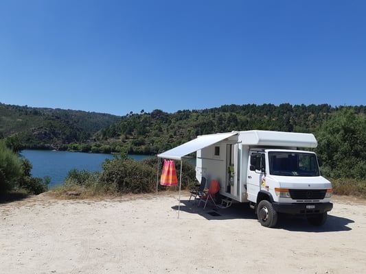 ganz alleine stehen wir hier