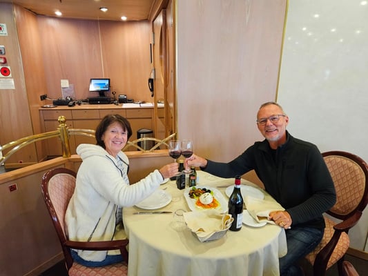 am Freitagabend geniessen wir an Bord ein feines italienisches Essen - und eine Flasche Wein aus dem selben Land