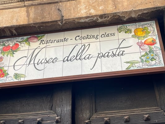 auch ein Pastamuseum gibt es; es ist auch ein Restaurant, welches in einer alten Kirche angesiedelt ist.