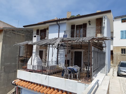 einige Häuser haben schöne Balkone - aber auch die könnten ein wenig Liebe gebrauchen