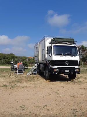 unser Stellplatz in Maragnanu, zwar nicht in der ersten Reihe ganz vorne, ...