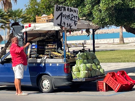 ein Strassenverkäufer bietet Oliven an