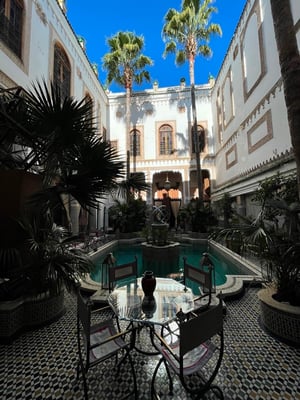 der Innenhof eines schönen Hauses, in Venedig würde man es "Palazzo" nennen