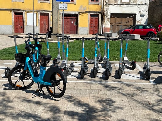 die Fahrradstrecken sind teilweise sehr gut ausgebaut, und überall gibt es Scooter zum Mieten