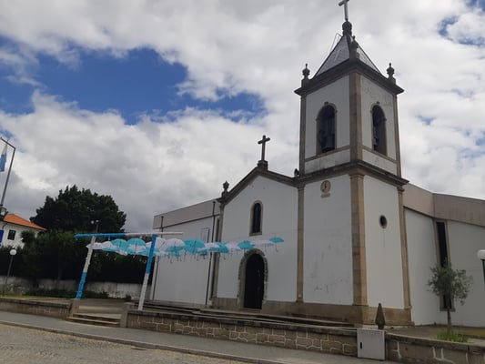 was sollten die Regenschirme vor dem Kirchenportal - am Vortag war ja Maria Himmelfahrt ....???