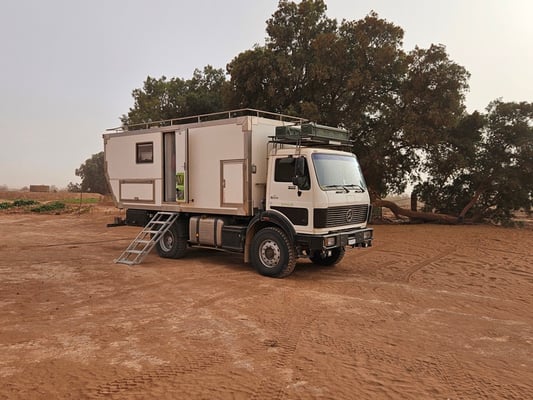 am Nachmittag ist Sandsturm angesagt - leider keine Fotos - und wir sind froh als wir diese Farm finden