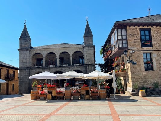 die Plaza Mayor, gleich vor der Kirche